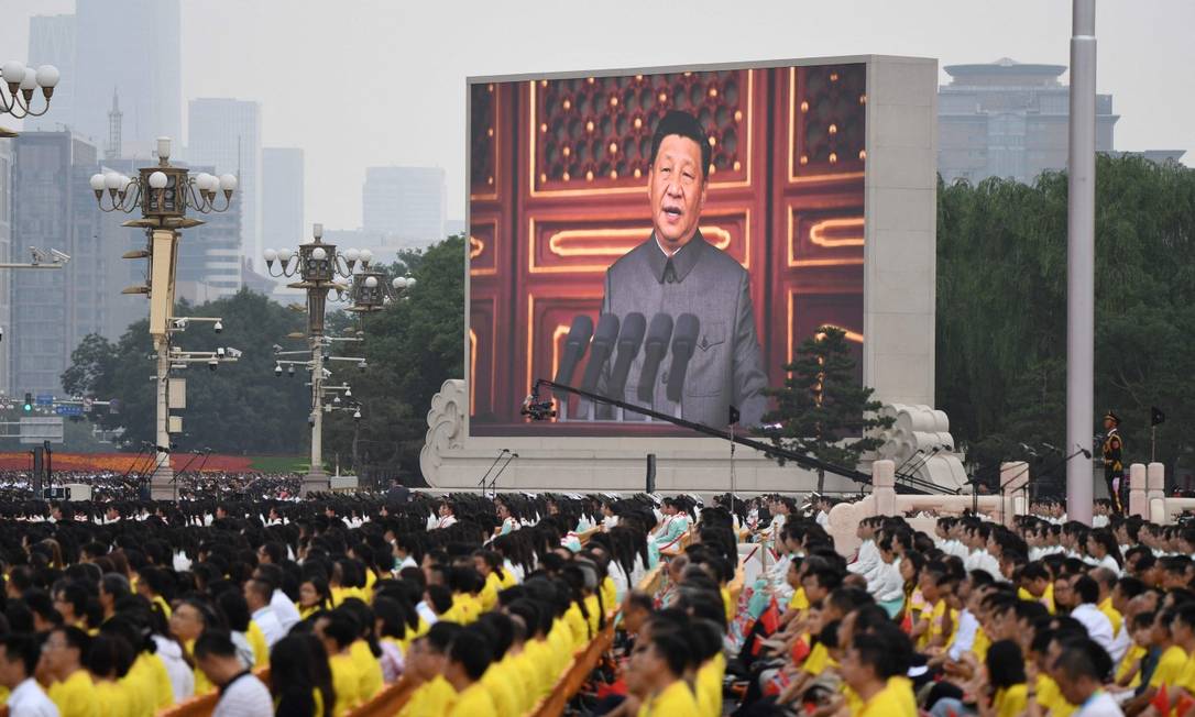 A imagem de Xi Jinping em um telão enquanto discursa na Praça Tiananmen na manhã desta quinta-feira em Pequim Foto: WANG ZHAO / AFP