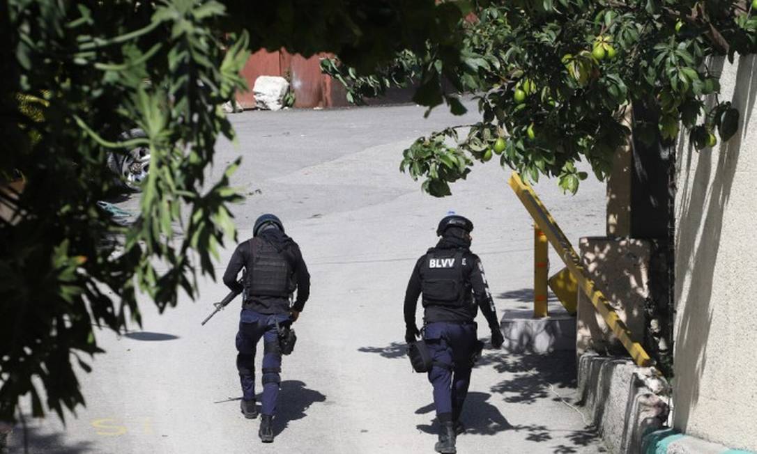 Policiais perto da residência oficial da Presidência do Haiti após Jovenel Moïse ser assassinado a tiros em Porto Príncipe Foto: STRINGER / REUTERS