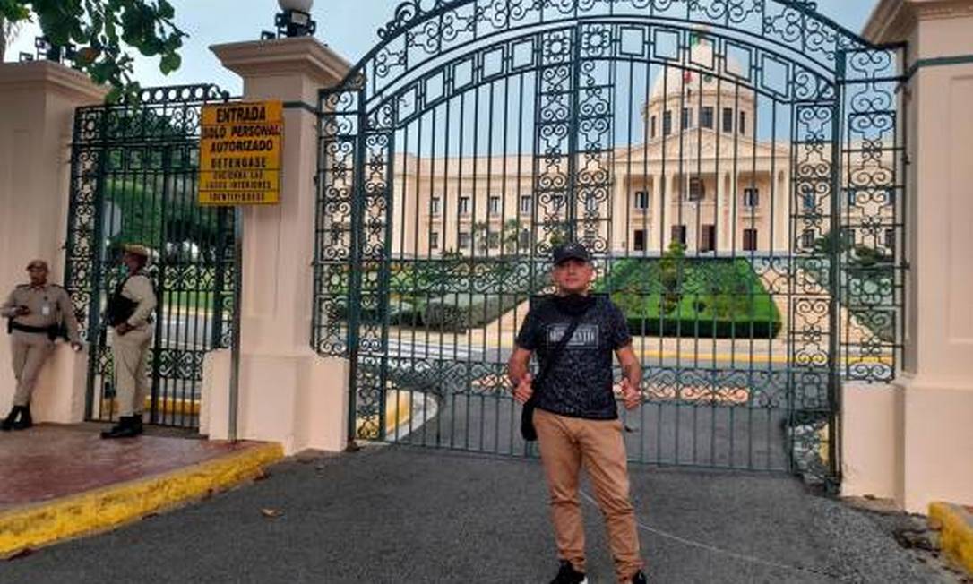 L'ex militare colombiano Manuel Antonio Grosso Guarín posa per una foto davanti al palazzo presidenziale della Repubblica Dominicana Immagine: Riproduzione/Facebook