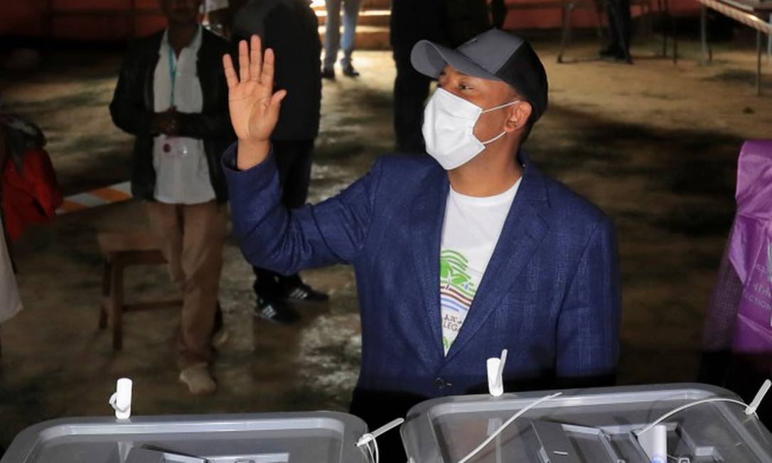O primeiro-ministro da Etiópia, Abiy Ahmed, ao votar no dia 21 de junho Foto: TIKSA NEGERI / REUTERS