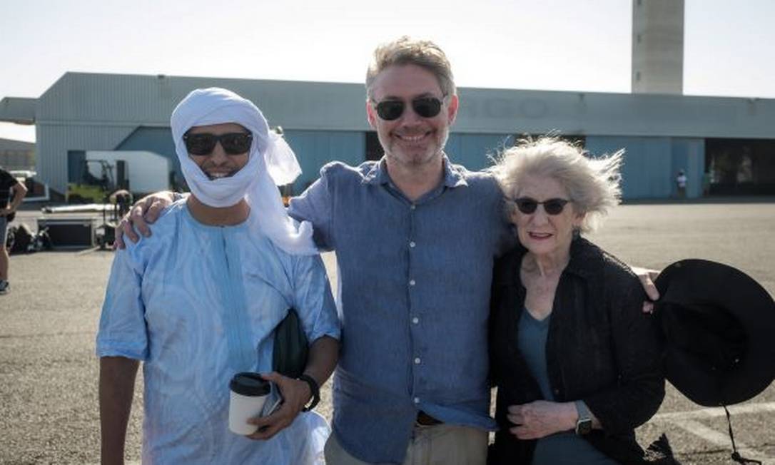 Mohamedou Ould Slahi (esquerda), o diretor do filme, Kevin Macdonald, e a advogada Nancy Hollander Foto: Cortesia do filme 'O mauritano'