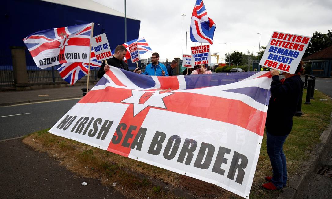 Irlandeses do Norte fiéis à Coroa Britânico, os chamados lealistas, protestam contra o protocolo que impõe tarifas à província Foto: JASON CAIRNDUFF / REUTERS