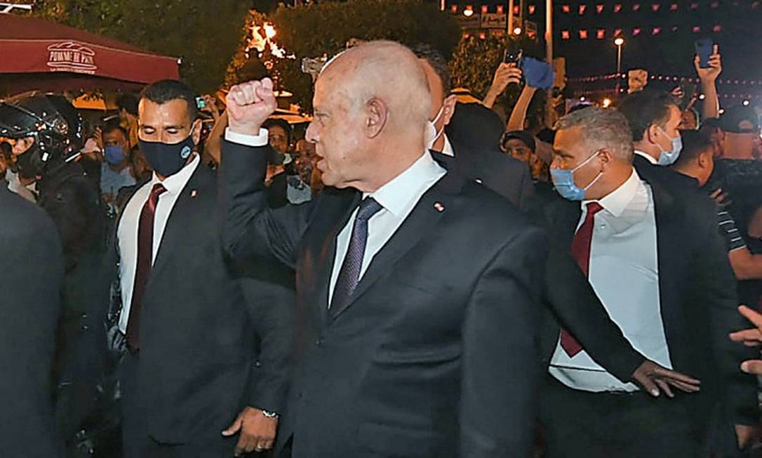 O presidente da Tunísia, Kais Saied, gesticula para um apoiador em Túnis Foto: AFP 26-7-20