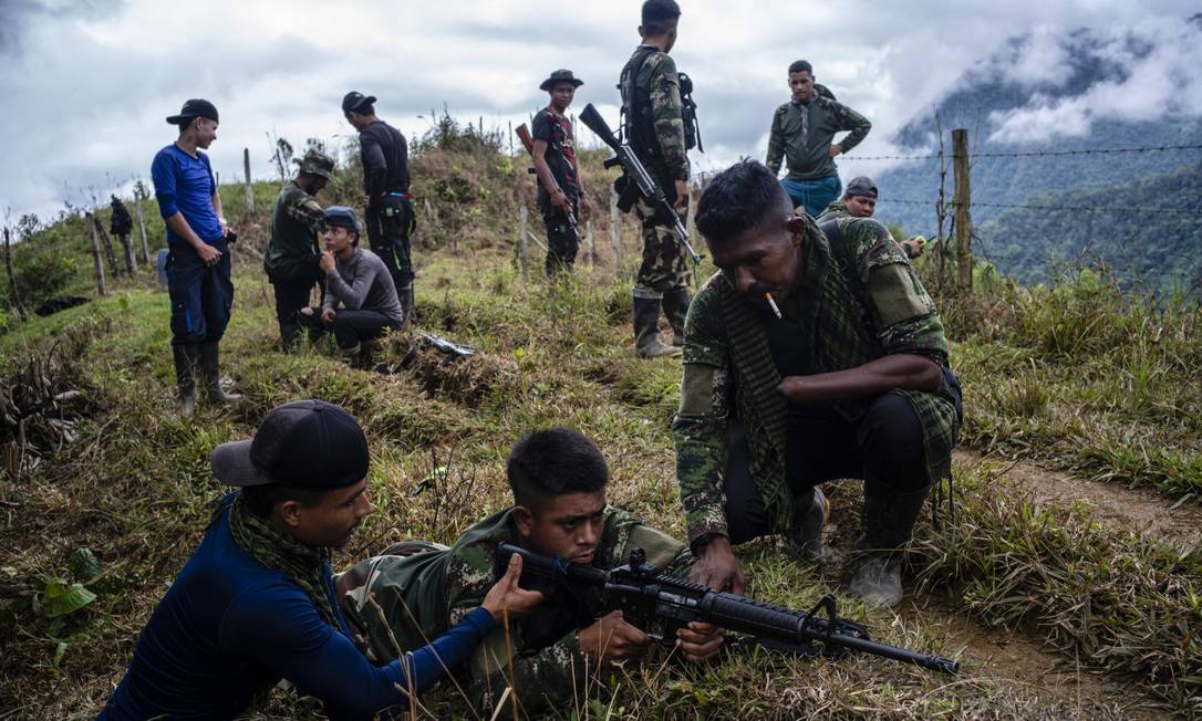 Dissidentes das Farc em treinamento de novo recruta em montanhas ao norte de Medellín em agosto de 2018 Foto: FEDERICO RIOS ESCOBAR / NYT 31-8-2018
