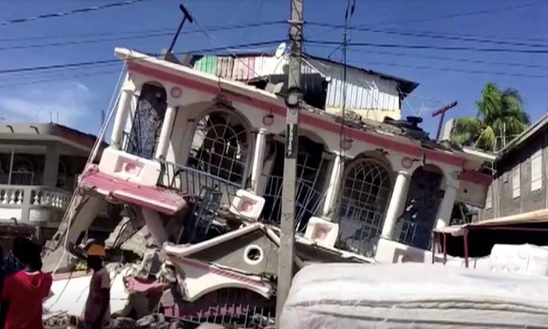 Edificio destruído pelo terremoto em Les Cayes, no Haiti Foto: REUTERS TV / via REUTERS