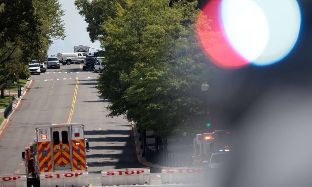 Policiais negociam com homem em caminhonete em frente à Biblioteca do Congresso em Washington Foto: WIN MCNAMEE / AFP