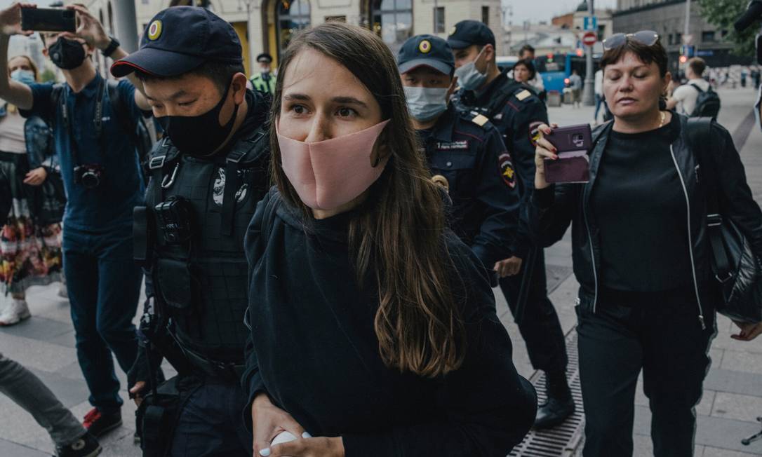 A jornalista Sonya Groysman foi presa no sábado ao realizar em Moscou um protesto de apoio à mídia independente Foto: Nanna Heitmann / The New York Times