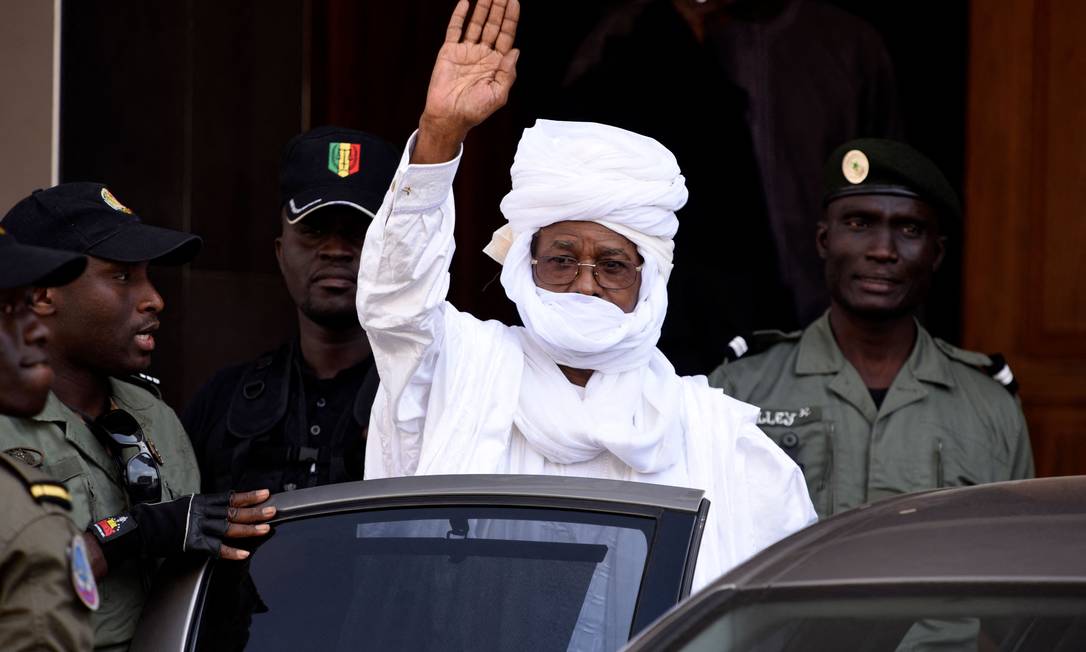 O ex-presidente do Chade Hissène Habré acena ao deixar um tribunal no Senegal em 2015 Foto: SEYLLOU / AFP