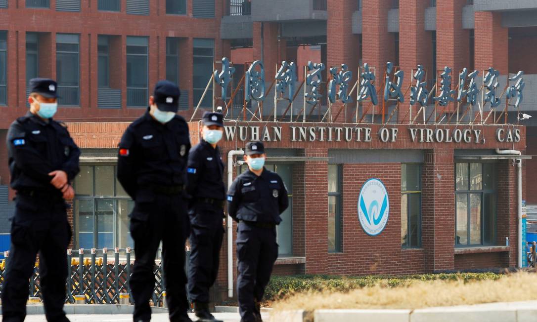Seguranças vigiam o Instituto de Virologia de Wuhan durante a visita da equipe da Organização Mundial da Saúde (OMS) encarregada de investigar as origens da Covid-19 3-2-21 Foto: THOMAS PETER / Reuters