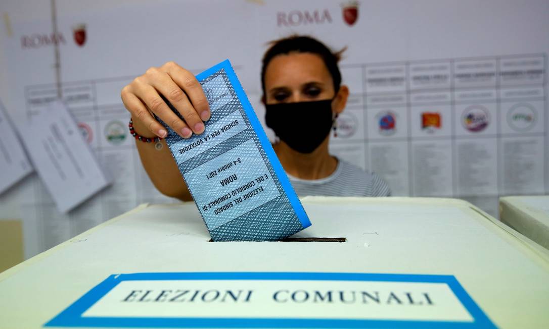 FILE PHOTO: A person casts a vote during Italian elections for mayors and councillors, in Rome, Italy, October 3, 2021. REUTERS/Remo Casilli/File Photo Foto: REMO CASILLI / REUTERS
