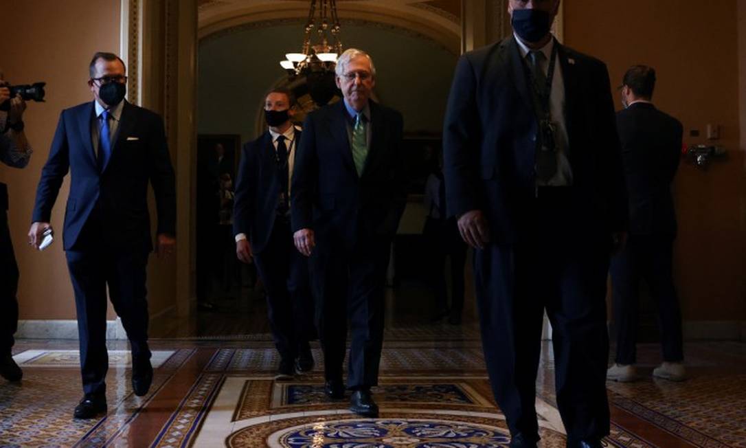 O líder republicano no Senado, Mitch McConnell, caminha para seu escritório após anunciar que chegou a um acordo para aumentar o teto da dívida americana Foto: LEAH MILLIS / REUTERS