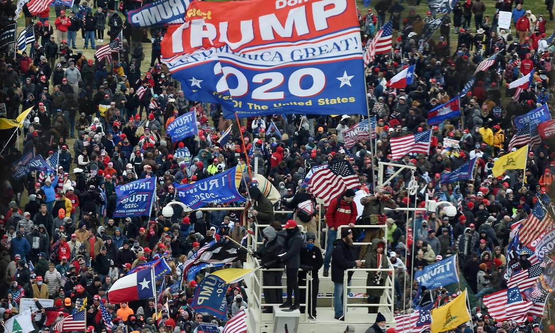 Foto do dia 6 de janeiro de 2021, em protesto que culminou na tomada do Capitólio por apoiadores do ex-presidente americano Donald Trump Foto: OLIVIER DOULIERY / AFP