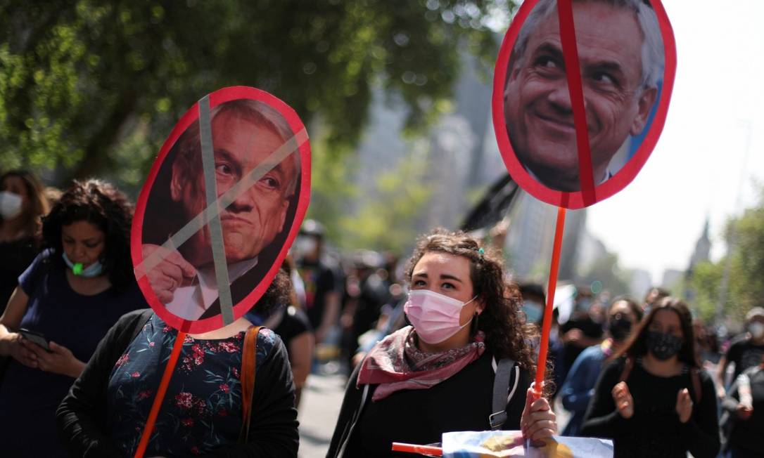 Manifestantes em Santiago pedem aumento salarial para professores e renúncia de Piñera; oposição abriu processo de impeachment contra o presidente no Congresso Foto: IVAN ALVARADO / REUTERS