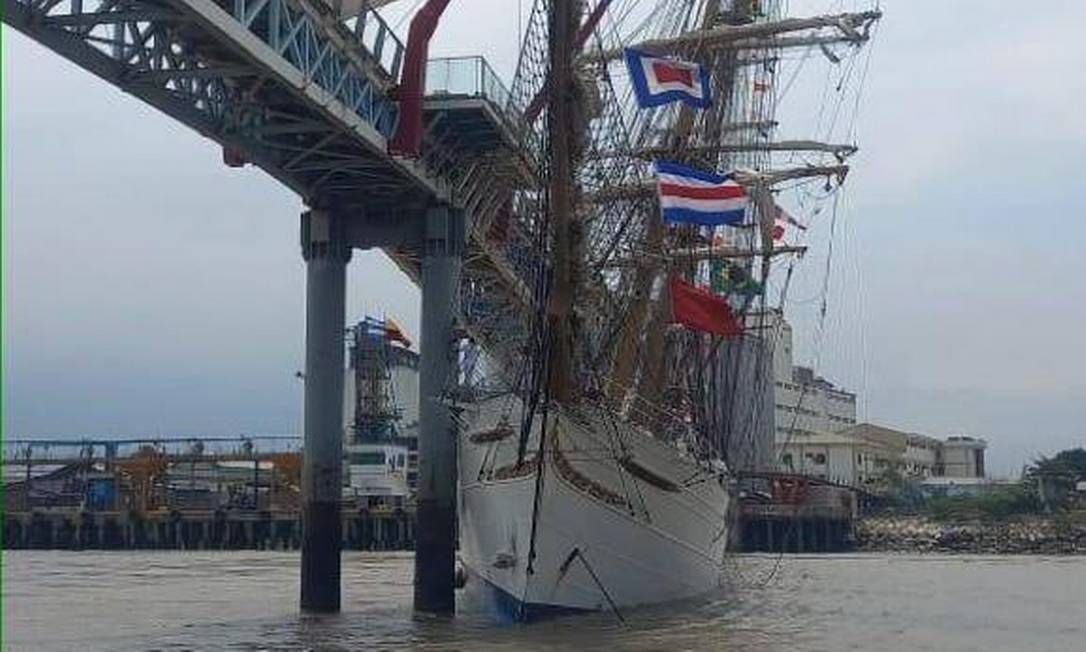 O veleiro Cisne Branco preso na ponte de pedestres que liga Guayaquil à Ilha de Santay, no Equador Foto: Reprodução