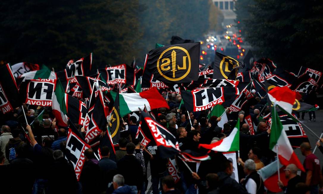 Apoiadores do partido de extrema direita italiano Forza Nova balançam bandeiras durante uma manifestação em Roma no dia 4 de novembro de 2017. Foto: Stefano Rellandini / REUTERS