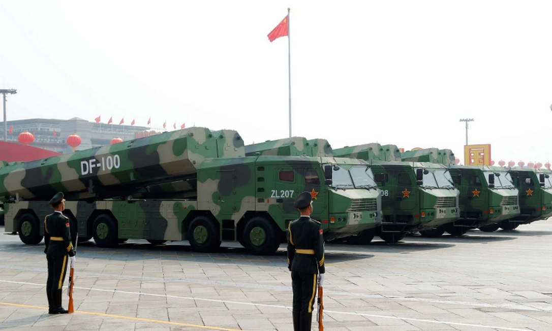Veículos militares carregando mísseis de cruzeiro hipersônicos DF-100 passam pela Praça Tiananmen durante desfile militar que marcou o 70º aniversário da fundação da República Popular da China em 2019 Foto: Thomas Peter / Reuters