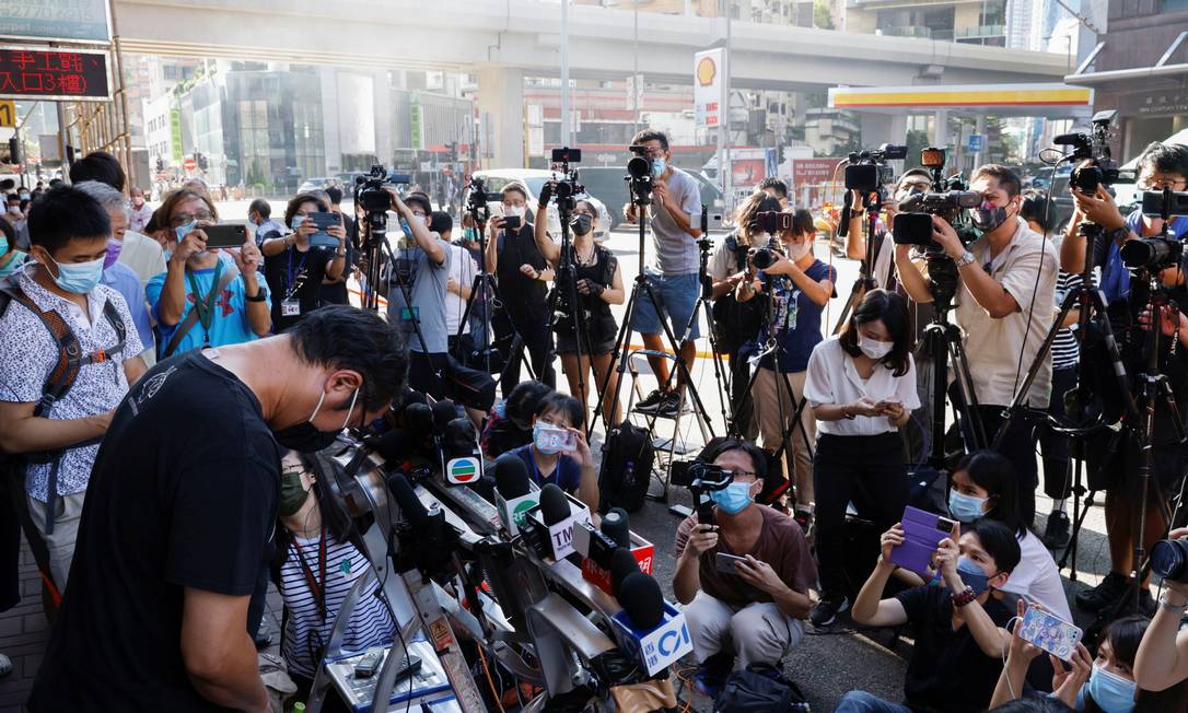 Richard Tsoi, secretário da Aliança de Hong Kong em Apoio aos Movimentos Democratas Patrióticos da China, que organizava uma vigília anual sobre a Praça Tiananmen, anuncia a dissolução do grupo Foto: TYRONE SIU / REUTERS 25-9-21
