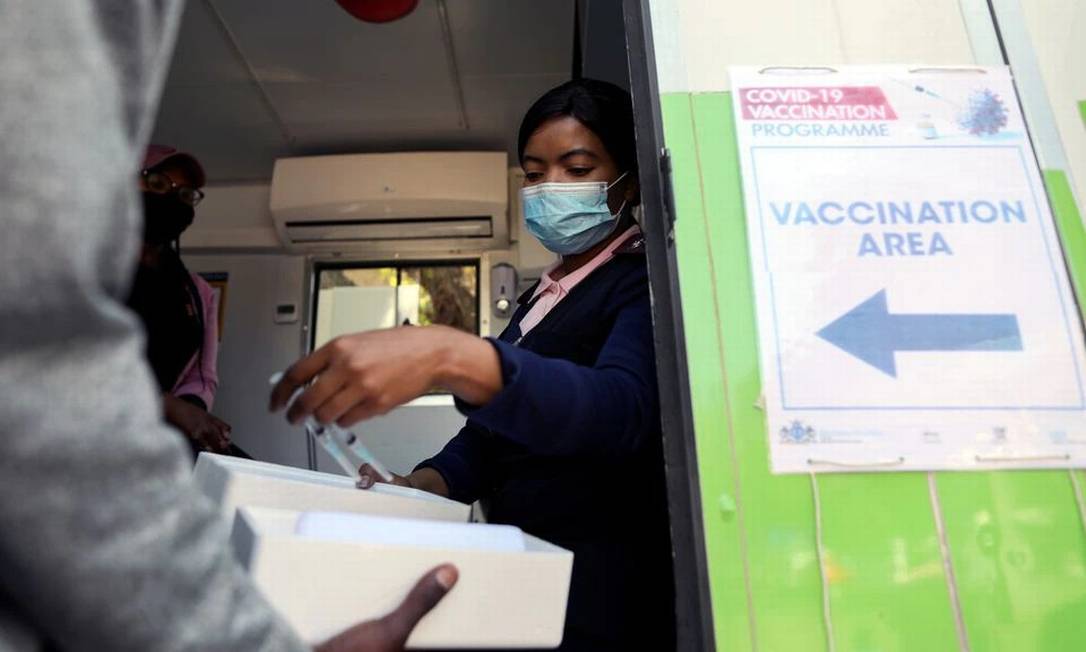 Um profissional de saúde recebe seringas cheias com a vacina Johnson and Johnson contra a Covid-19 a ser administrada em Houghton, Joanesburgo, África do Sul, em 20 de agosto de 2021. Foto: Sumaya Hisham / REUTERS
