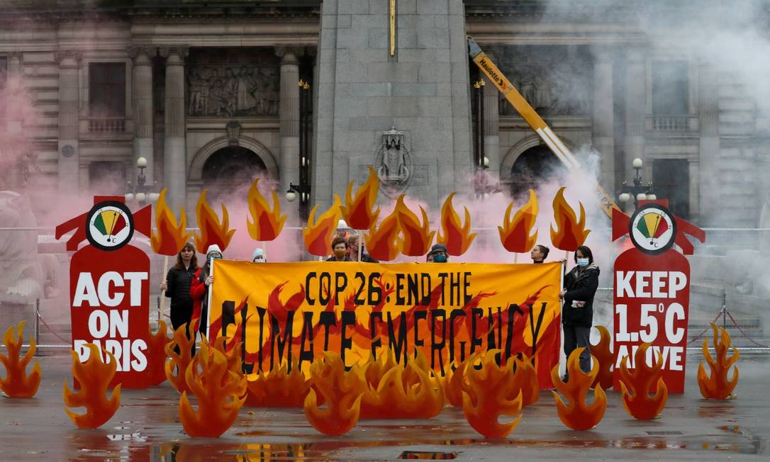 Ativistas protestam em Glasgow antes da COP-26, que começa hoje: Meta de 1,5° C segue distante Foto: RUSSELL CHEYNE / REUTERS