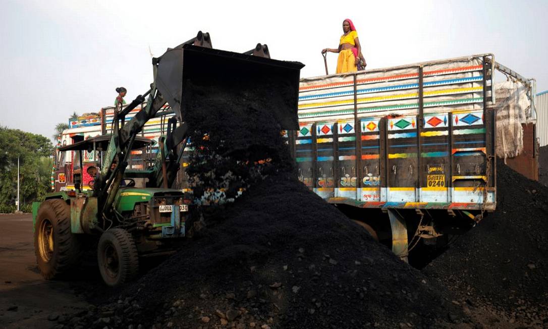 Caminhão despeja carvão nos arredores de Ahmedabad, na Índia: o país é o segundo maior consumidor da fonte de energia no mundo Foto: AMIT DAVE / REUTERS