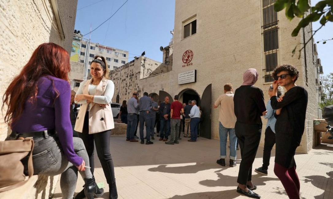 Ativistas da esquerda israelense se reúnem com ativistas palestinos na Fundação Al-Haq na cidade de Ramallah, na Cisjordânia, para denunciar a decisão de Israel de declarar seis grupos palestinos de direitos humanos como "organizações terroristas" Foto: ABBAS MOMANI / AFP 27-10-21