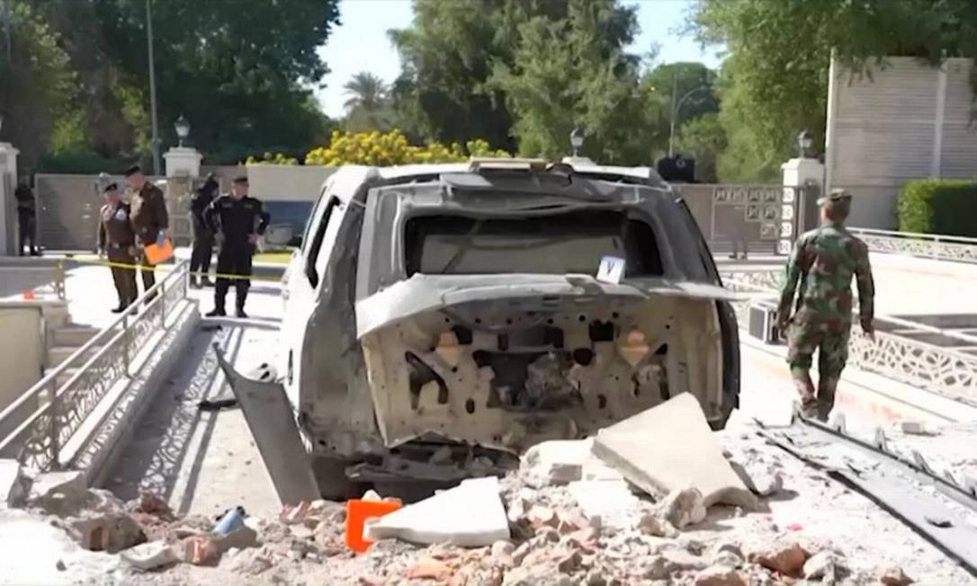 Um veículo destruído estacionado em frente à residência do primeiro-ministro iraquiano, Mustafa al-Kadhimi, após o atentado Foto: Gabinete do premier do Iraque/Reuters