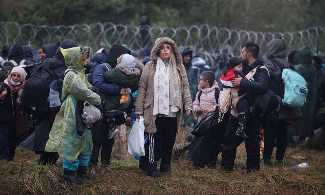 Família de imigrantes na fronteira entre a Bielorrússia e a Polônia na região de Grodno, perto da Lituânia Foto: LEONID SHCHEGLOV / AFP