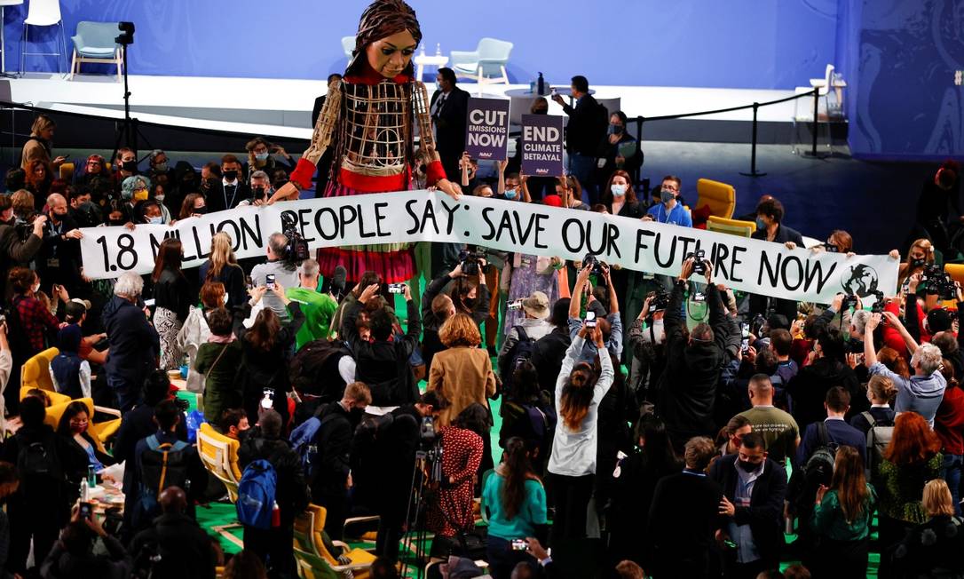 A boneca Amal, que representa refugiados sírios, circulou ontem entre os delegados à conferência da ONU sobre mudanças climáticas na Escócia Foto: PHIL NOBLE / REUTERS