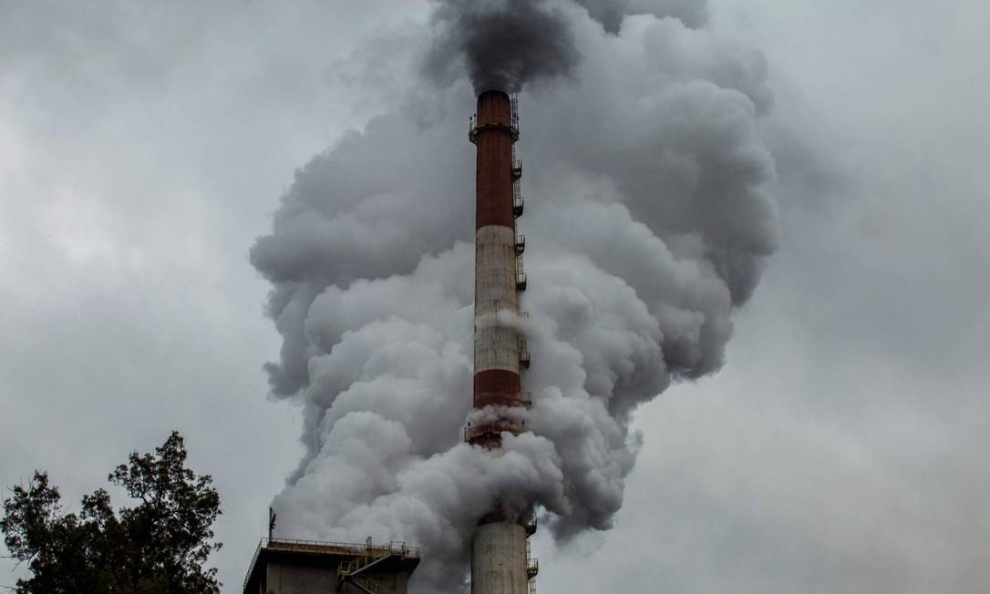 Uma chaminé emite fumaça em uma industria de aço em Ipatinga, Minas Gerais Foto: NILMAR LAGE / AFP 6-11-21