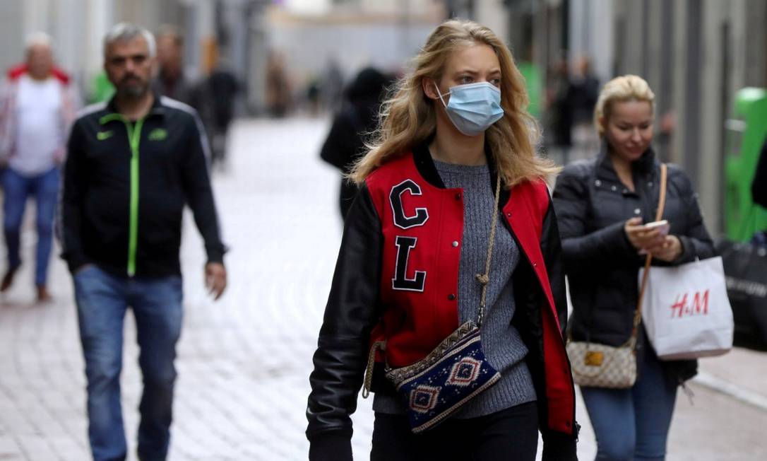 Pessoas com e sem máscara em Amsterdã, na Holanda Foto: EVA PLEVIER / REUTERS