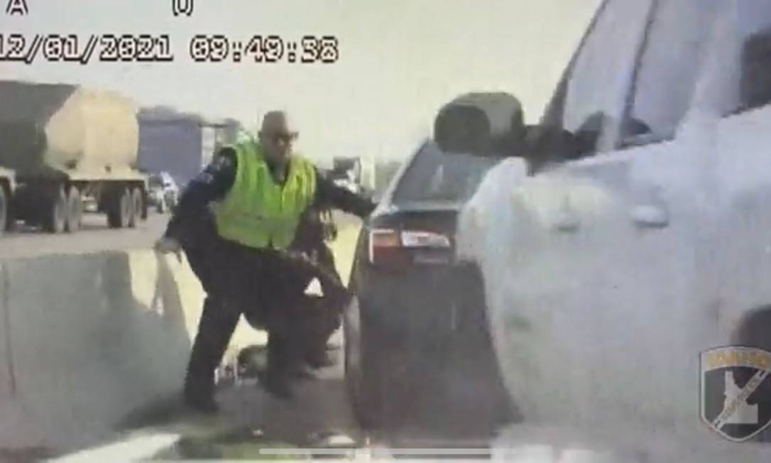 Imagens de uma câmera automotiva mostram o momento que o policial escapa de ser atingido por veículo em alta velocidade Foto: Reprodução/Twitter