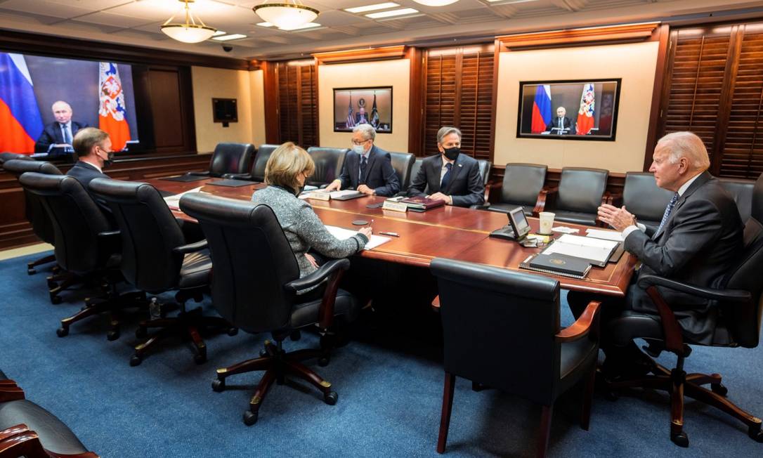 O presidente dos Estados Unidos, Joe Biden, durante uma reunião virtual com o presidente da Rússia, Vladimir Putin Foto: HANDOUT / REUTERS