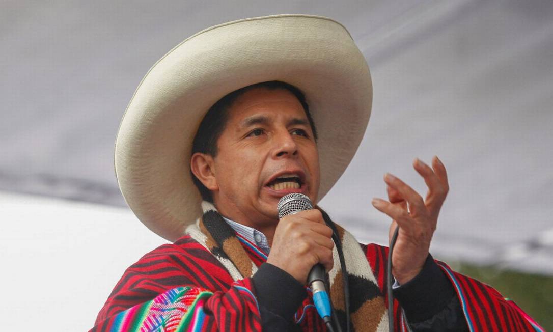 O presidente do Peru, Pedro Castillo, em um traje peruano típico nesta terça-feira Foto: CARLOS MAMANI / AFP