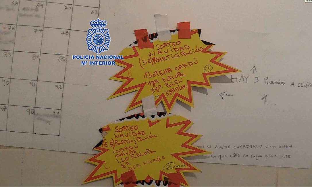 Sorteio das cestas era monitorado por um cartaz na parede, que indicava o número comprado por cada cliente e o conteúdo dos prêmios Foto: Divulgação/Policía Nacional