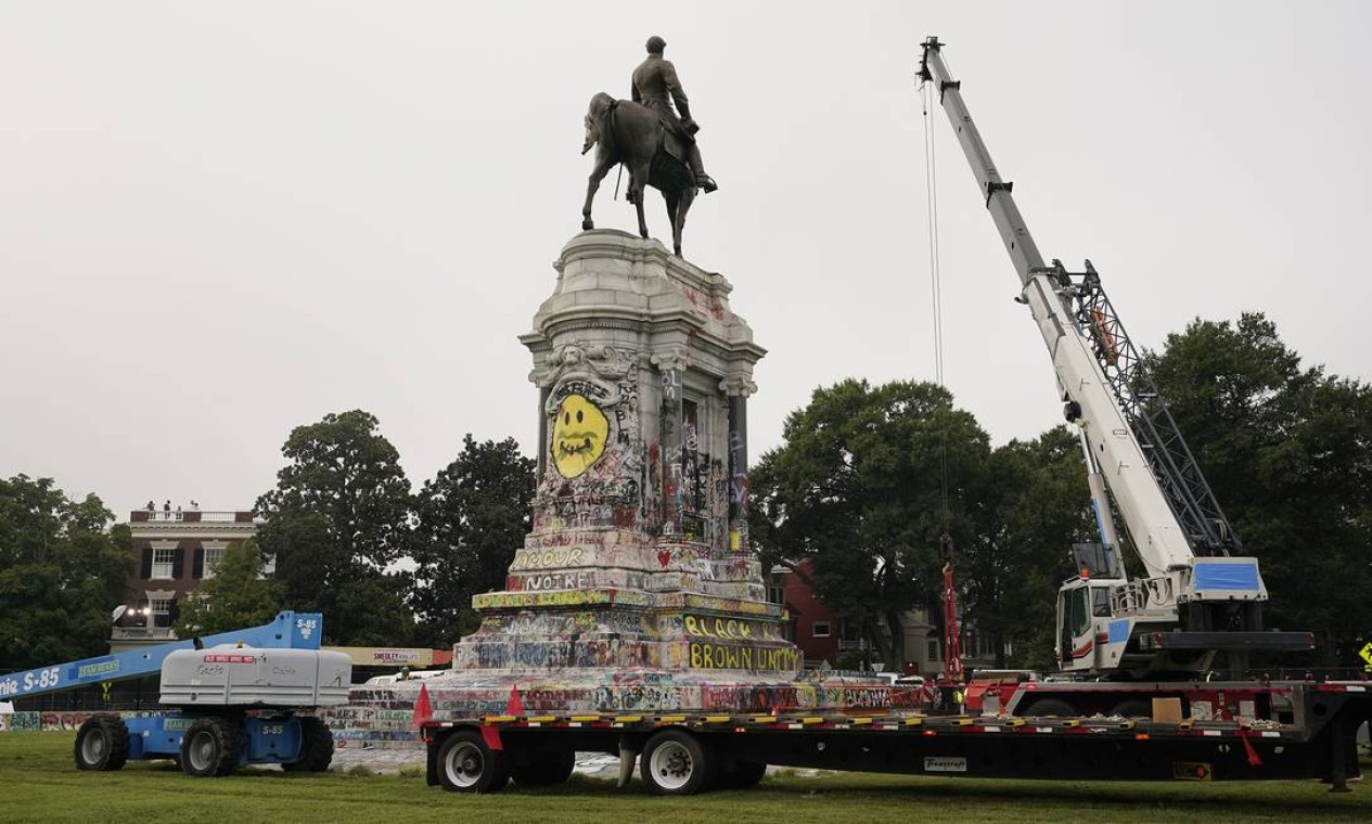 A cápsula do tempo foi descoberta quando uma equipe estava trabalhando para remover o pedestal que sustentava a estátua de Robert E. Lee. Acredita-se que esteja lá embaixo por mais de 130 anos. Foto: AP