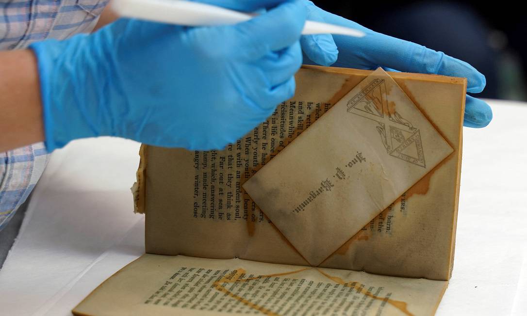 Il professionista tiene in mano un libro trovato in una capsula del tempo recuperata dal monumento generale confederato Robert E. Lee Immagine: REUTERS/Jay Paul