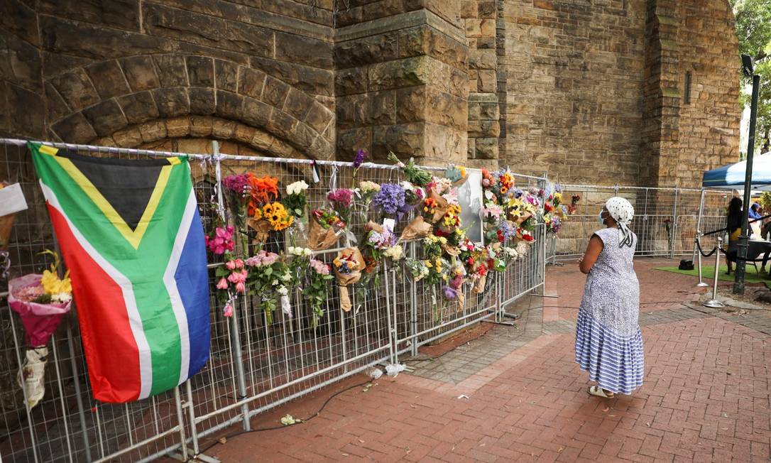 Mulher homenageia o arcebisbo Desmond Tutu na Catedral São Jorge na Cidade do Cabo Foto: MIKE HUTCHINGS / REUTERS