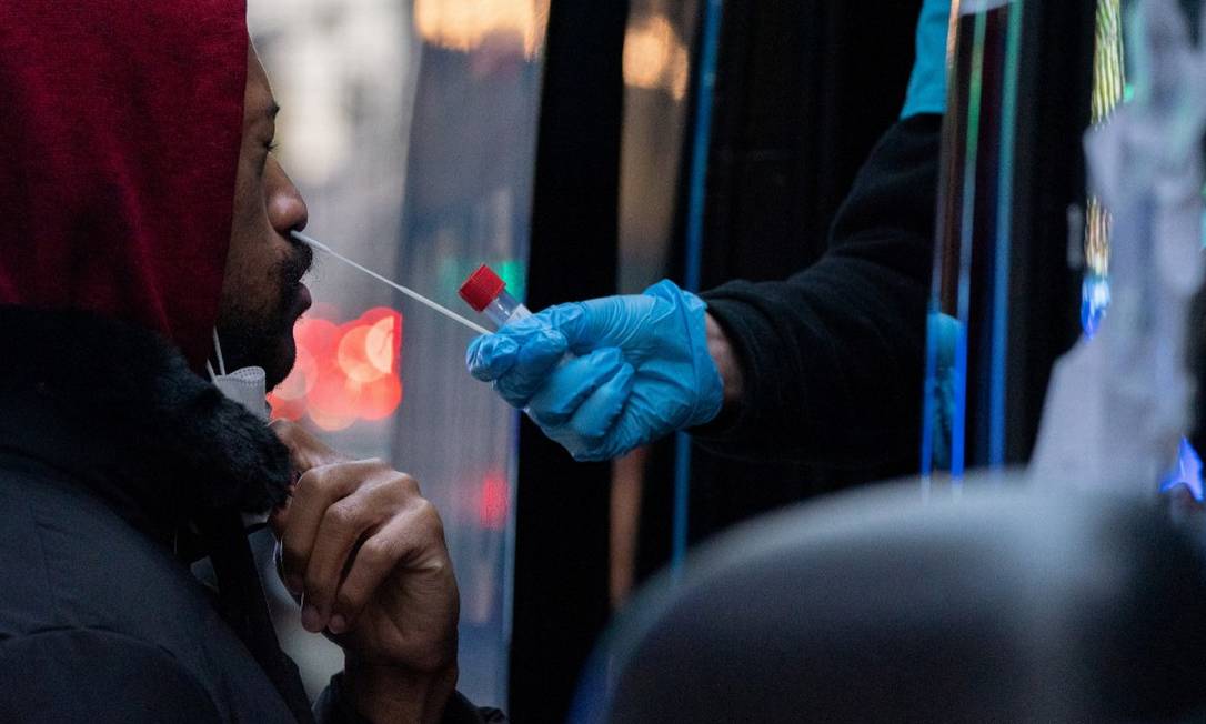 Homem faz teste de swab para a Covid-19 em Manhattan Foto: JEENAH MOON / REUTERS
