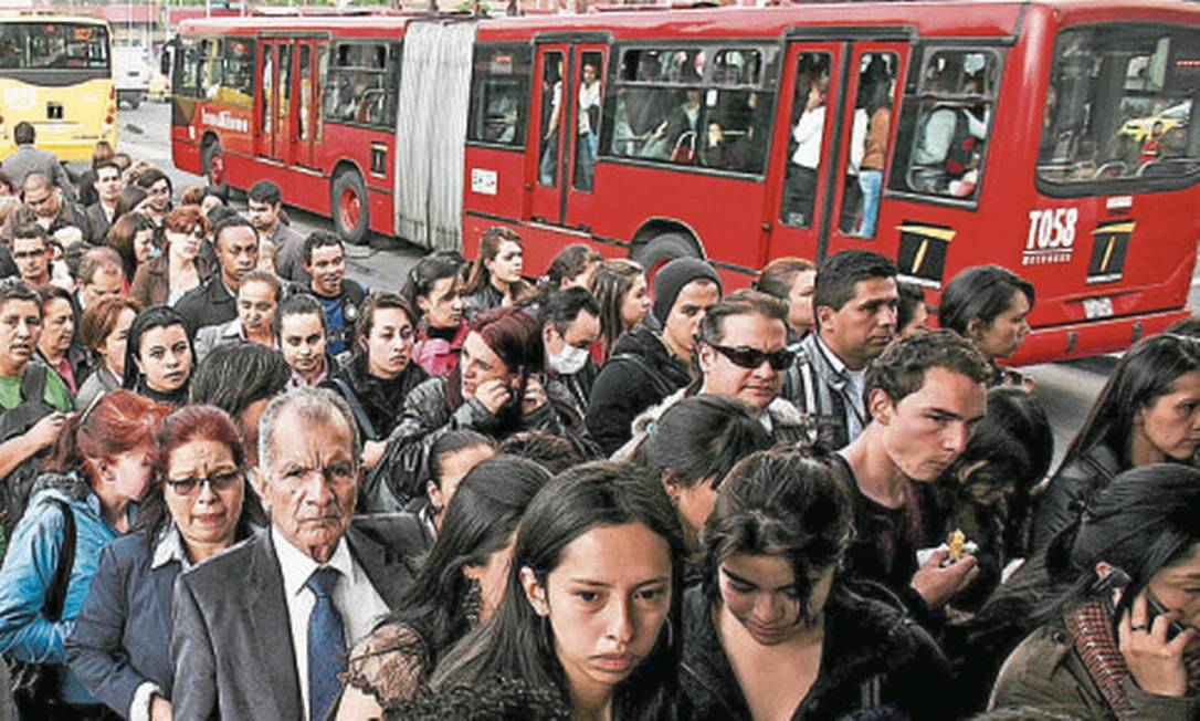A superlotaçao e considerada um dos principais problemas do sistema Transmilenio, inspirado no BRT de Curitiba Foto: MAURICIO LEON / Agência O Globo