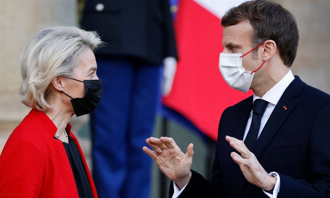 A presidente da Comissao Europeia, Ursula von der Leyen, e o presidente da França, Emmanuel Macron, no Palácio do Eliseu nesta sexta-feira Foto: LUDOVIC MARIN / AFP