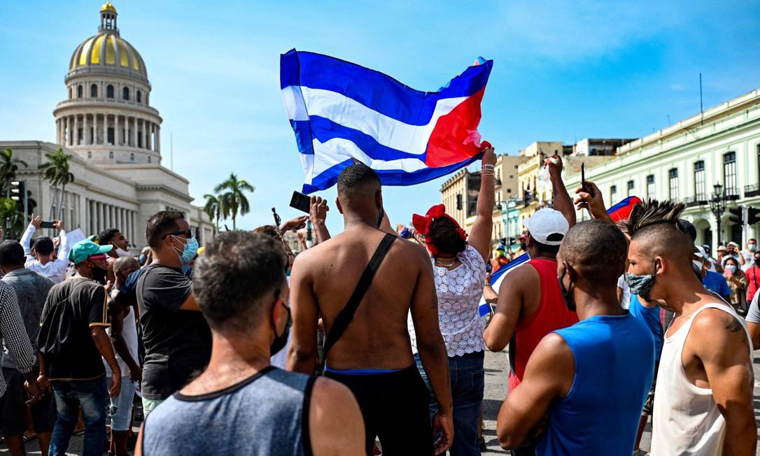 Cubanos em protesto em Havana contra o regime de Miguel Diaz-Canel no dia 11 de julho de 2021: manifestantes que foram às ruas naquele dia enfrentam até 30 anos de prisão Foto: YAMIL LAGE / AFP