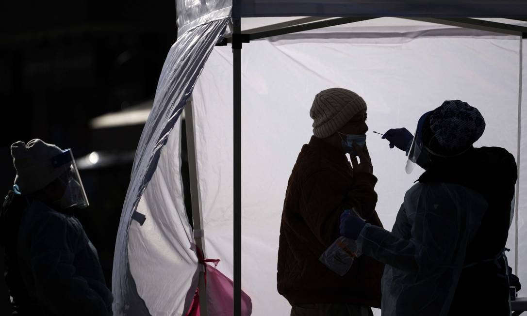 Homem faz teste para o coronavírus em lugar de testagem grátis em Washington Foto: Drew Angerer / AFP 10-1-22