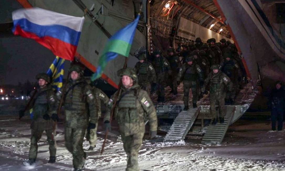 Tropas russas desembarcando em Ivanovo após terem cumprido missão no Cazaquistão Foto: Ministerio da Defesa da Rússia / AFP