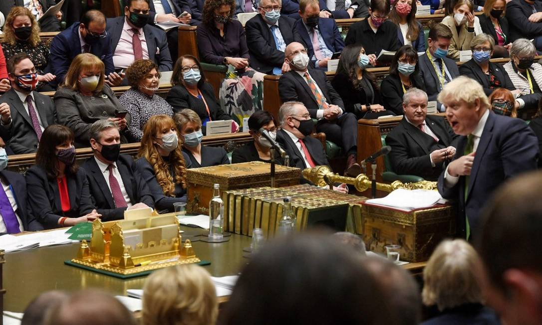 O primeiro-ministro britânico, Boris Johnson, na caótica sessão de perguntas e respostas no Parlamento nesta quarta-feira Foto: JESSICA TAYLOR / AFP