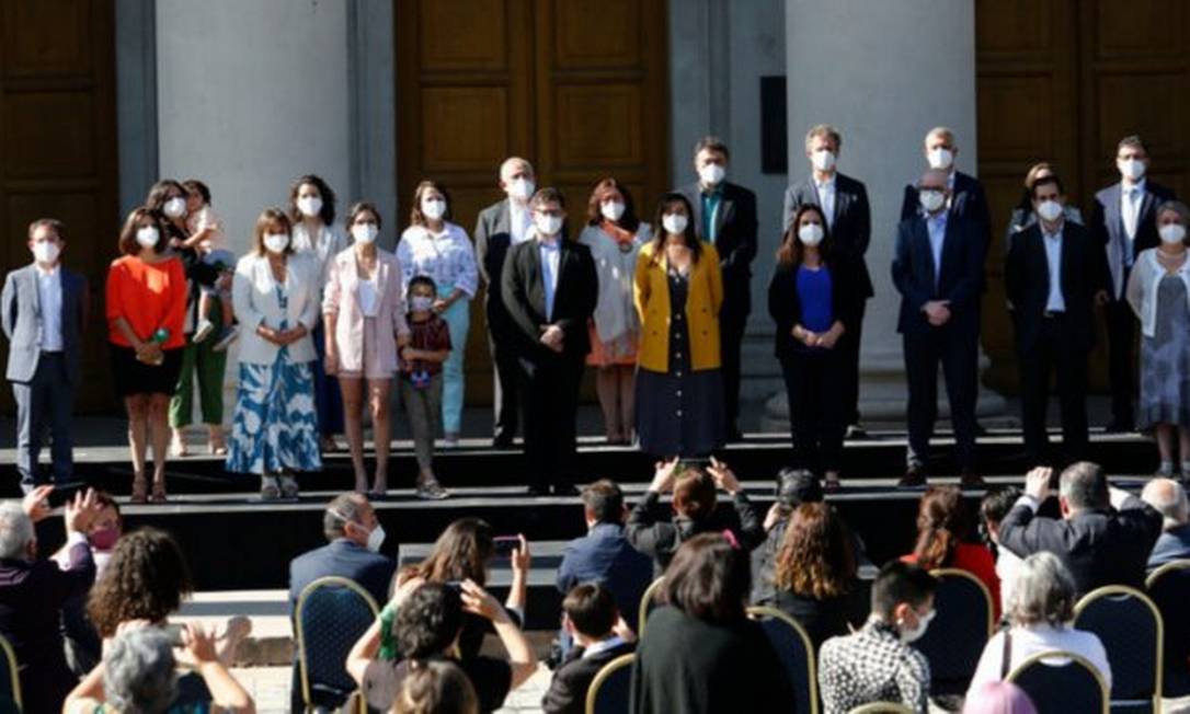 O presidente eleito do Chile, Gabriel Boric, ao lado de seu Gabinete, formado por 14 mulheres e 10 homens Foto: Reprodução