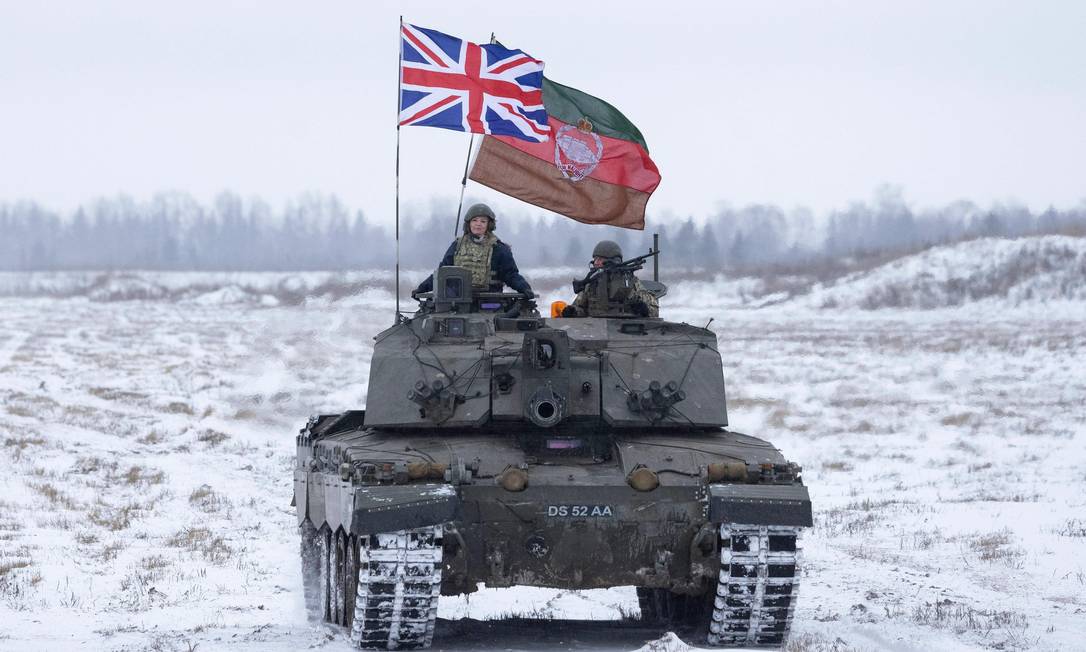 A ministra das Relações Exteriores, Liz Truss, em cima de um tanque em uma visita à Estônia em dezembro Foto: Governo do Reino Unido/Reprodução