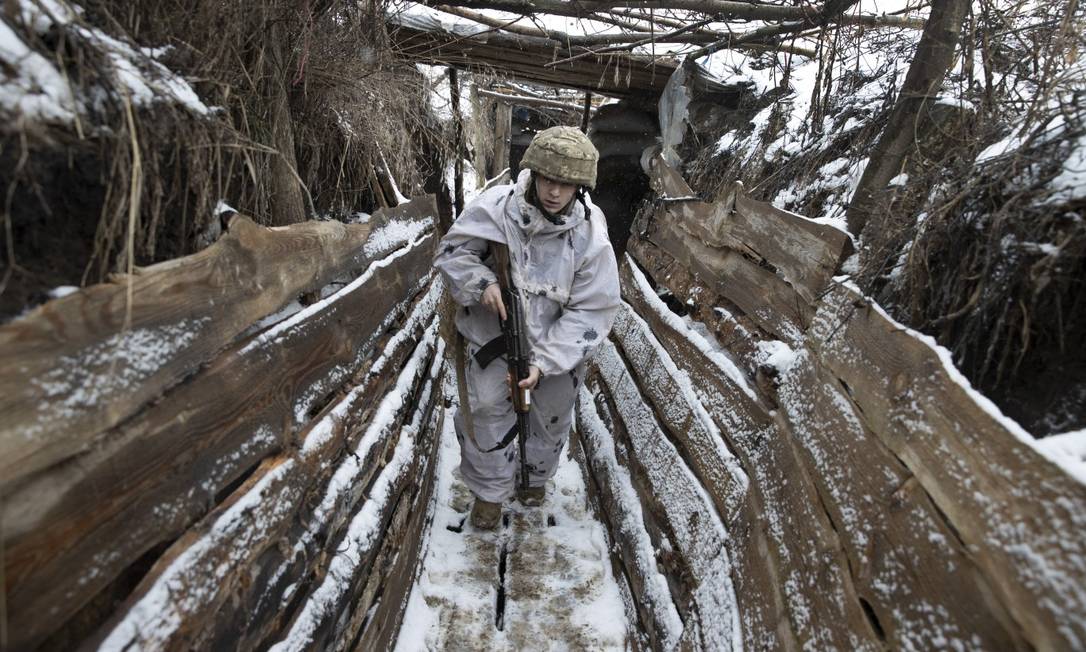 Soldado ucraniano estacionado perto de Katerynivka, na fronteira com a Rússia Foto: TYLER HICKS / NYT