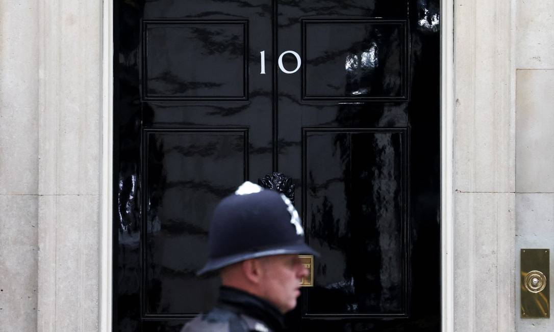 Policial caminha em frente a residência oficial em Downing Street em Londres nesta terça-feira Foto: HENRY NICHOLLS / REUTERS