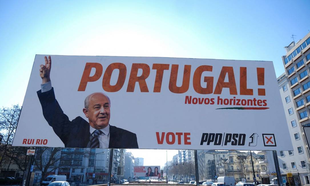 Outdoor do Partido Social Democrata, de Portugal, com foto de seu líder, Rui Rio Foto: PEDRO NUNES / REUTERS