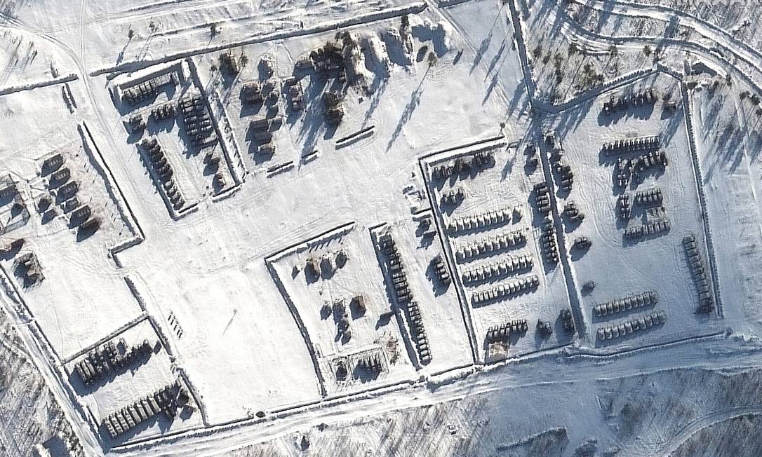 Uma imagem de satélite mostrando tanques e tendas de artilharia russos neste mês perto de Voronezh, no sudoeste da Rússia Foto: Maxar Technologies